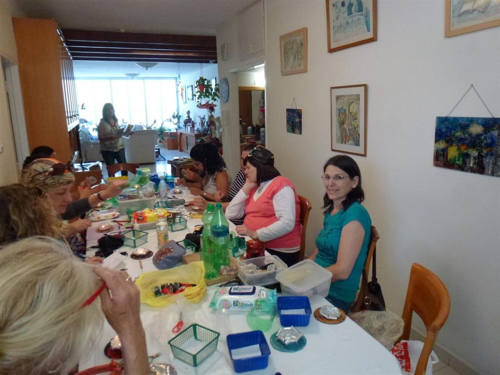 חברות הפורום בחדוות היצירה בסדנת תכשיטים אקולוגיים חברות הפורום בחדוות היצירה בסדנת תכשיטים אקולוגיים