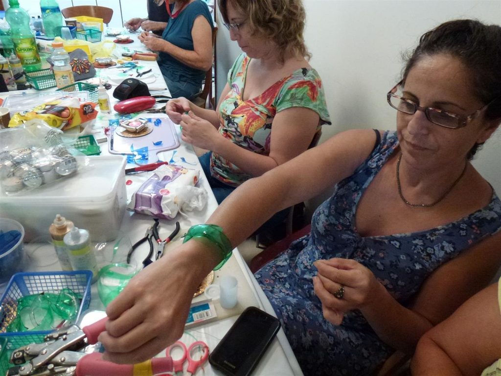 חברות הפורום בחדוות היצירה בסדנת תכשיטים אקולוגיים חברות הפורום בחדוות היצירה בסדנת תכשיטים אקולוגיים