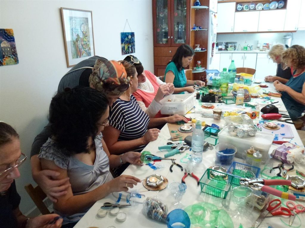 חברות הפורום בחדוות היצירה בסדנת תכשיטים אקולוגיים חברות הפורום בחדוות היצירה בסדנת תכשיטים אקולוגיים