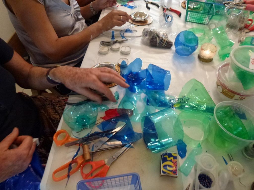 חברות הפורום בחדוות היצירה בסדנת תכשיטים אקולוגיים חברות הפורום בחדוות היצירה בסדנת תכשיטים אקולוגיים