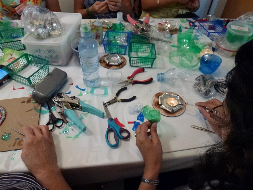 חברות הפורום בחדוות היצירה בסדנת תכשיטים אקולוגיים חברות הפורום בחדוות היצירה בסדנת תכשיטים אקולוגיים