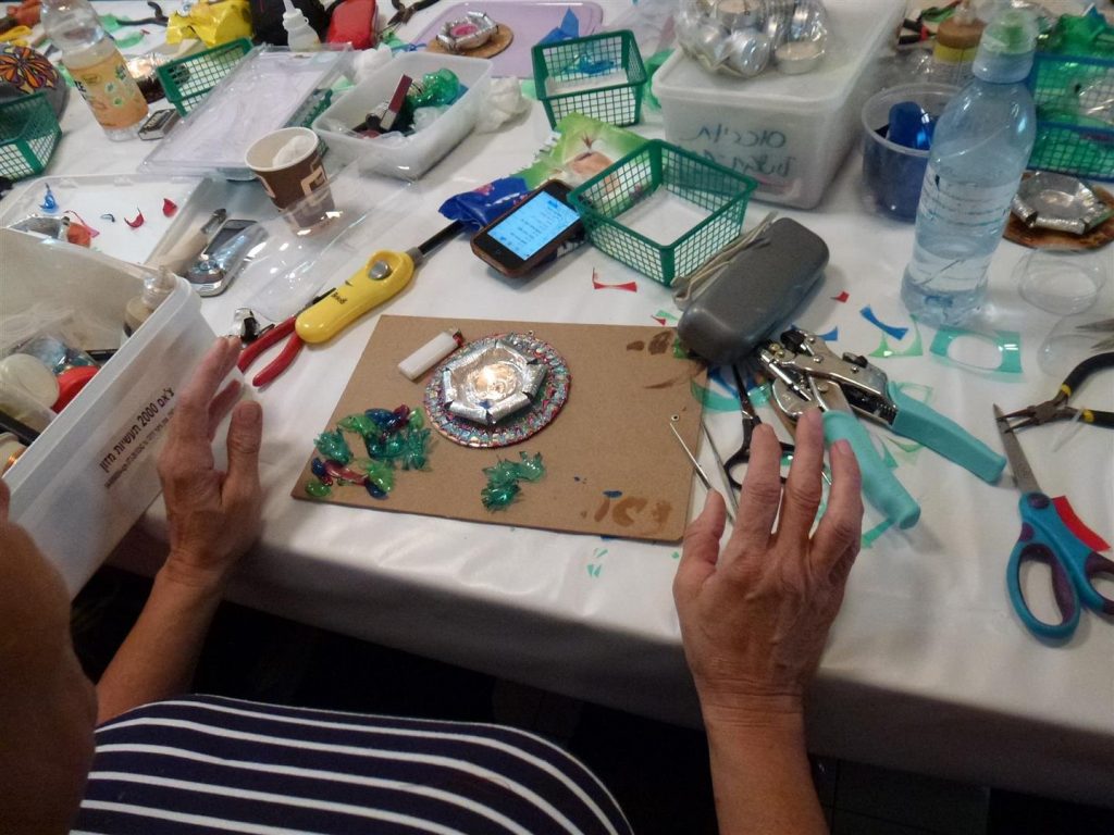 חברות הפורום בחדוות היצירה בסדנת תכשיטים אקולוגיים חברות הפורום בחדוות היצירה בסדנת תכשיטים אקולוגיים