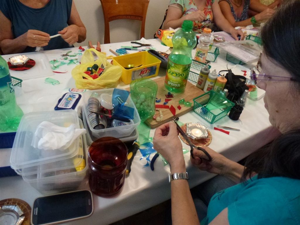 חברות הפורום בחדוות היצירה בסדנת תכשיטים אקולוגיים חברות הפורום בחדוות היצירה בסדנת תכשיטים אקולוגיים