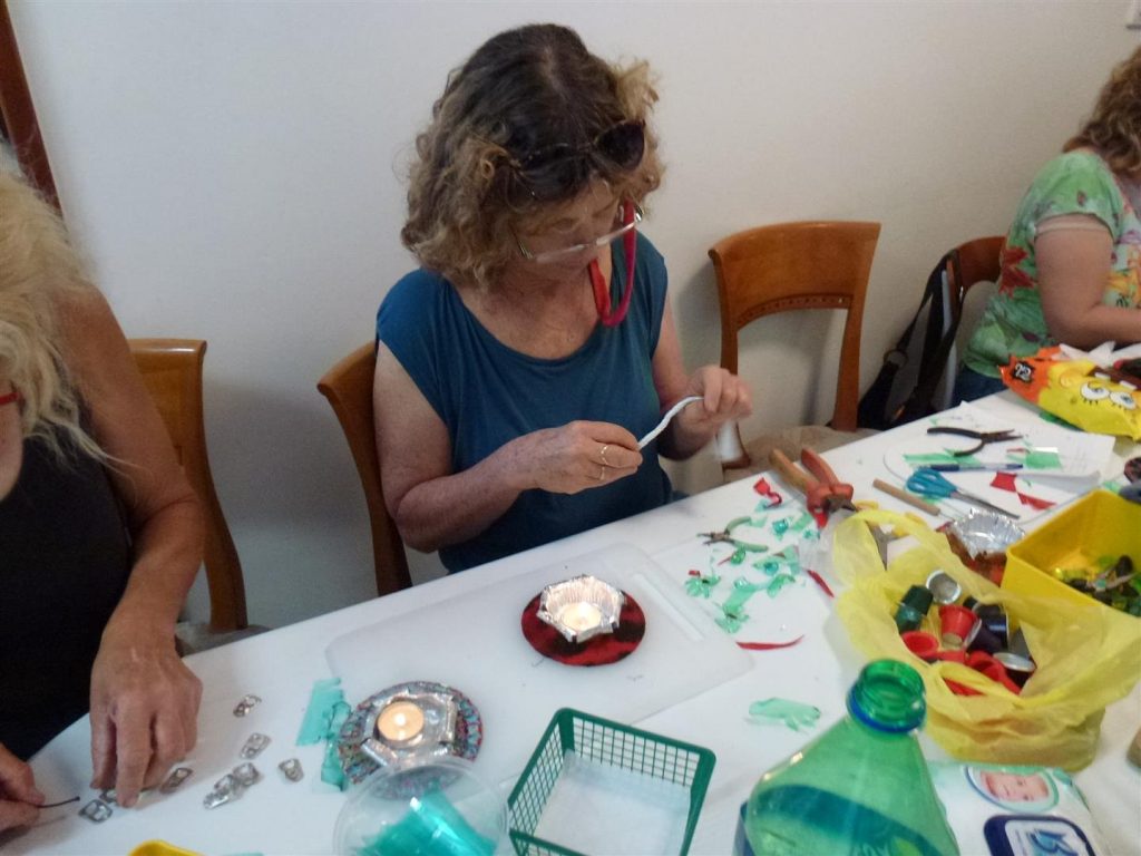 חברות הפורום בחדוות היצירה בסדנת תכשיטים אקולוגיים חברות הפורום בחדוות היצירה בסדנת תכשיטים אקולוגיים