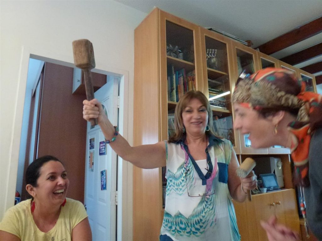 פטיש השניצלים של יעל נראה כמו נבוט משפחת פלינסטו פטיש השניצלים של יעל נראה כמו נבוט משפחת פלינסטו