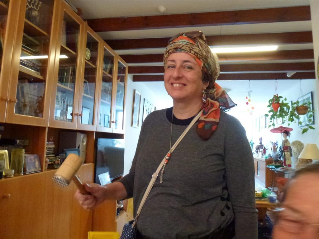 סיגל עם פטיש השניצלים לעיצוב הקפסולות סיגל עם פטיש השניצלים לעיצוב הקפסולות