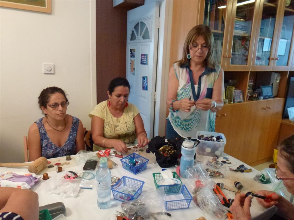 הדרכה כיצד מעצבים פרחים מבתי נרות של שבת הדרכה כיצד מעצבים פרחים מבתי נרות של שבת