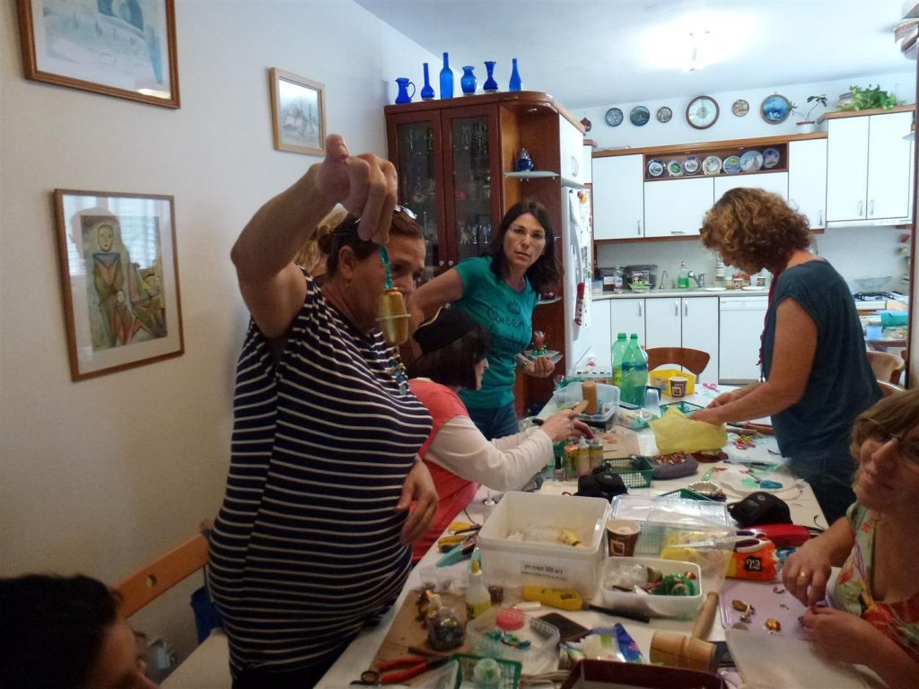 גוסלין עם יצירה מעוצבת מקפסולות של קפה גוסלין עם יצירה מעוצבת מקפסולות של קפה