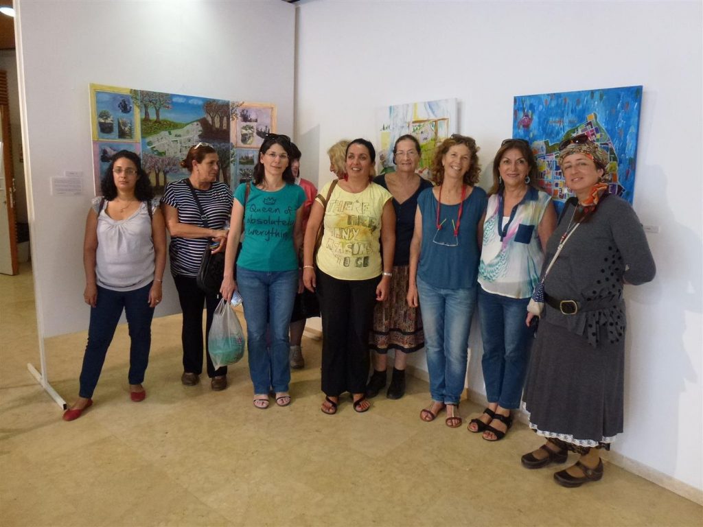 חברתיי שהגיעו לגלריה ליד היצירה שלי -מנוע צמיחה- חברתיי שהגיעו לגלריה ליד היצירה שלי -מנוע צמיחה-