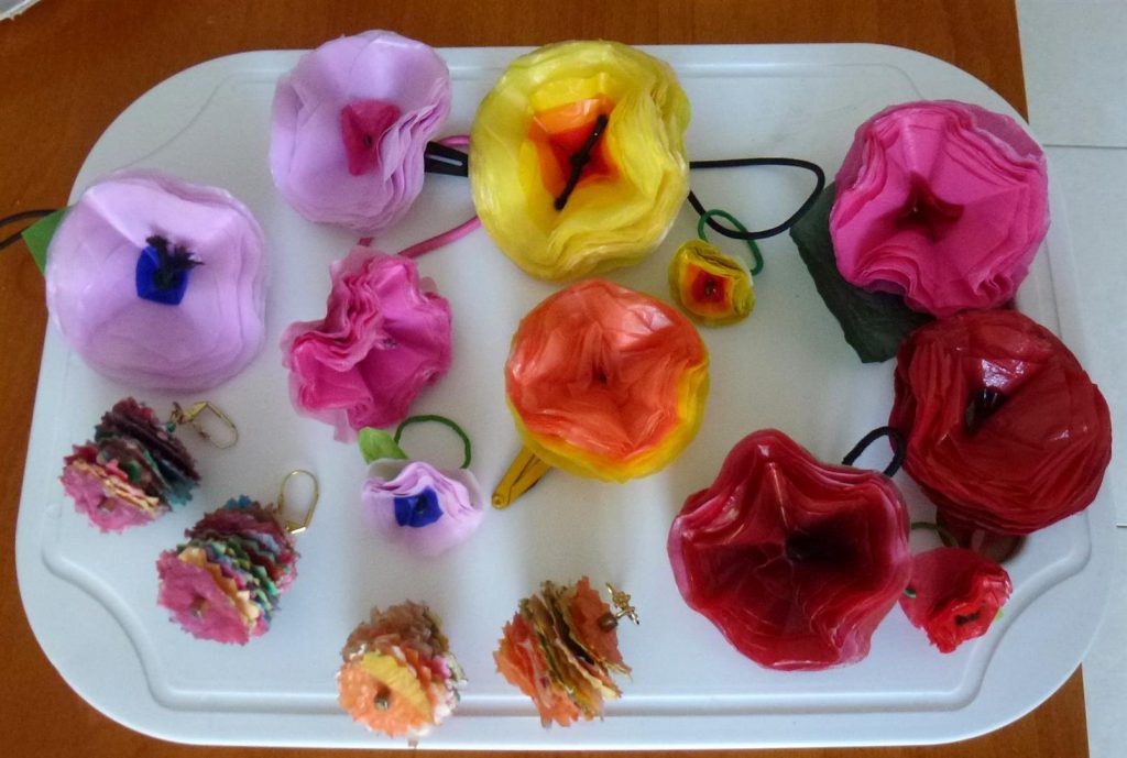 איזה צבעוניות ויופי בפרחים ותכשיטים משקיות פלסטיק