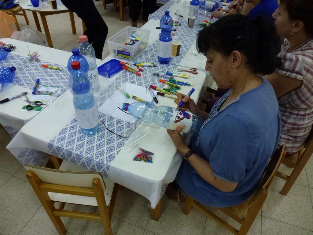 סדנת יצירה ירוקה לעיצוב מבקבוקי פלסטיק בשימוש חוזר