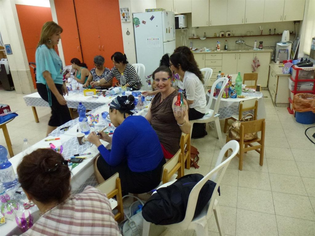 עיצוב אגרטלים פרפרים ופרחים מבקבוקי פלסטיק