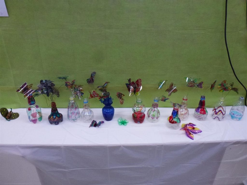 עיצוב פרפרים, אגרטלים ופרחים מבקבוקי פלסטיק