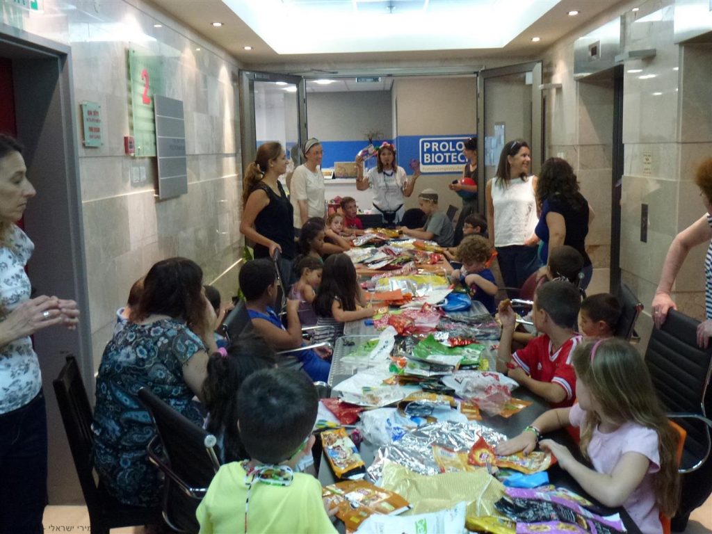 פעם היינו שקיות פלסטיק ואריזות מזון וכעת הפכנו ליצירות מרהיבות