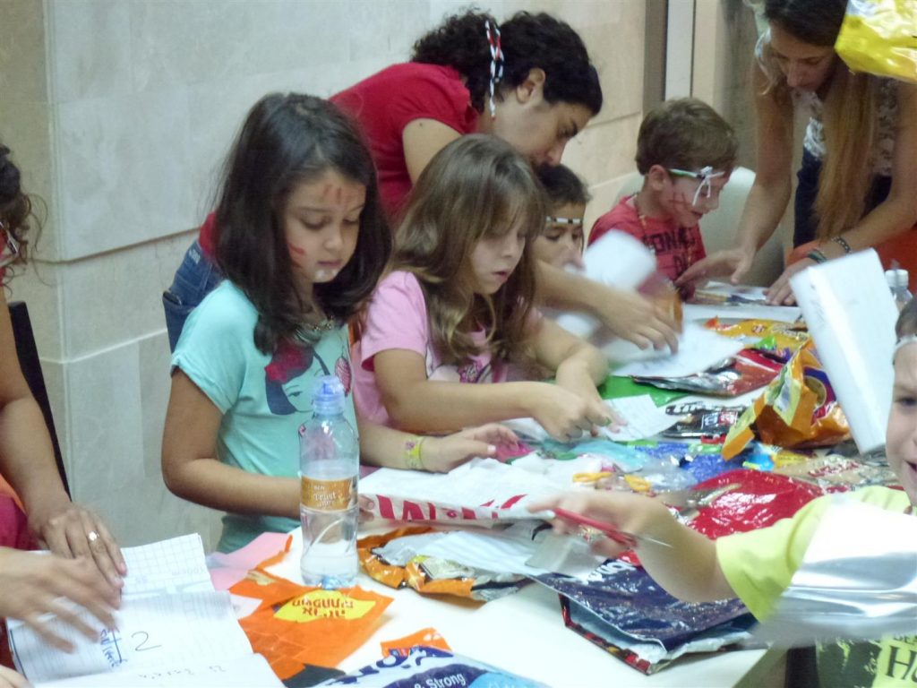 שיתטף פעולה בין הורים וילדים ליצירה ירוקה מחומרים ממוחזרים