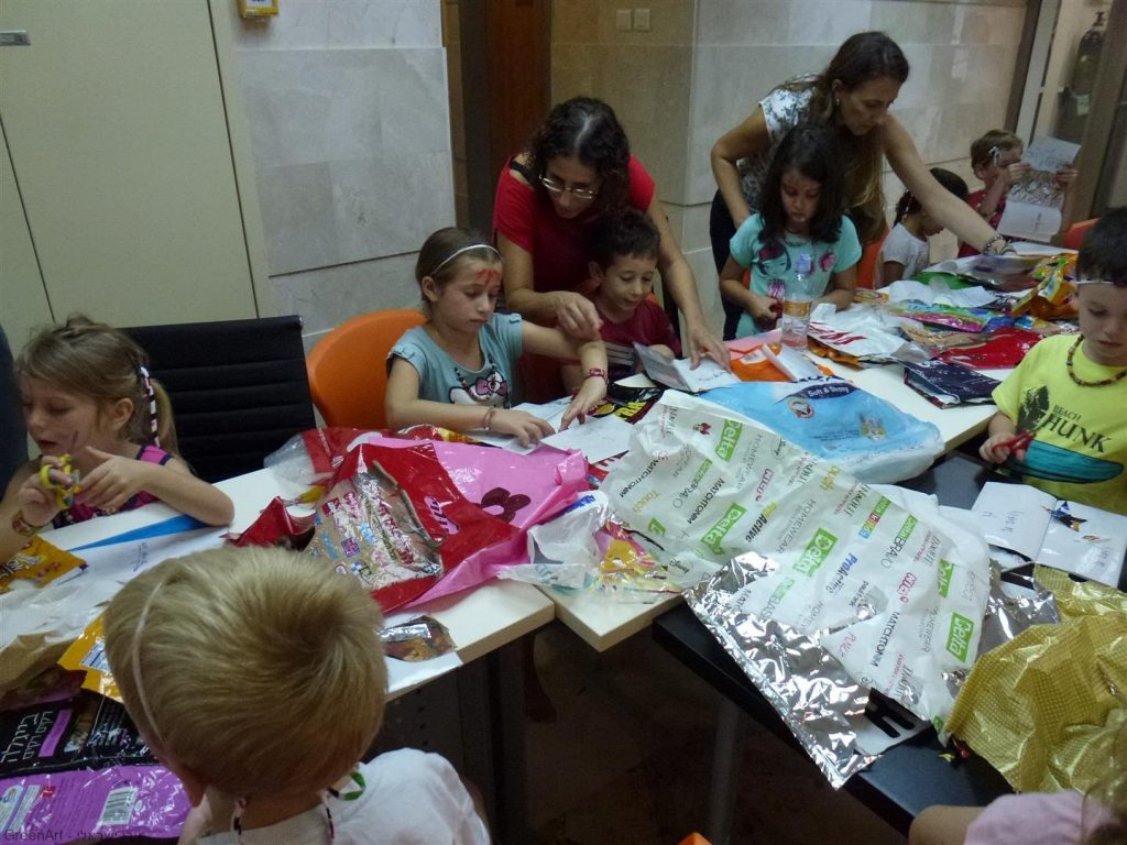 שיתוף פעולה של העובדים עם הילדים בהכנת יצשירות ירוקות חדשות