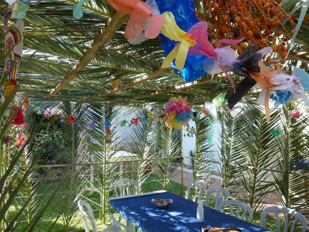 קישוטים לסוכה מחומרים ממוחזרים