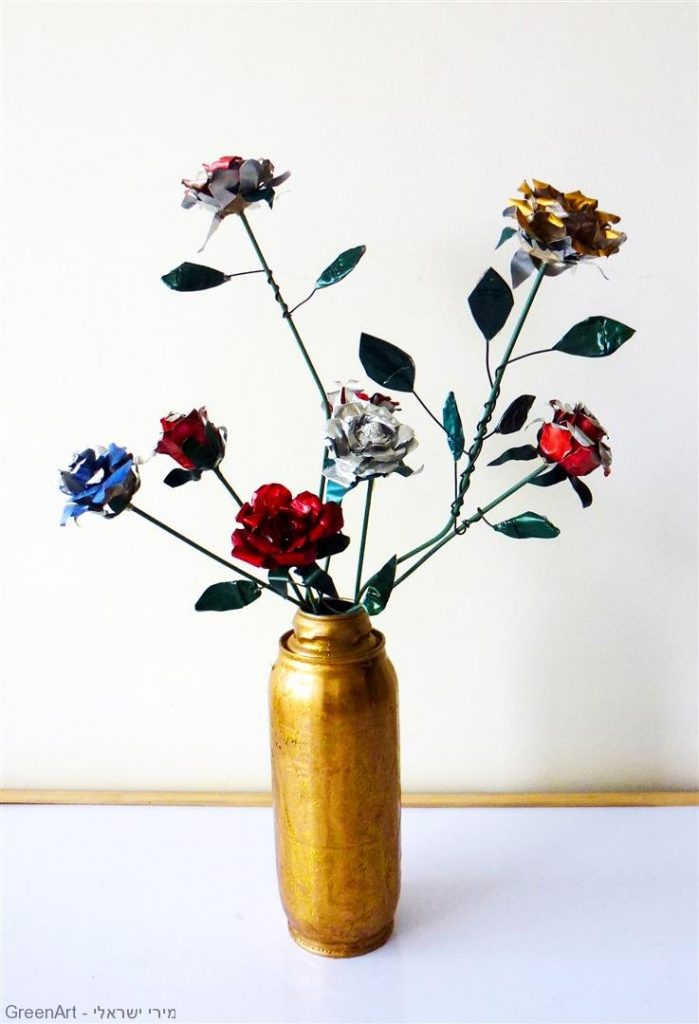 פיסול פרחים מבתי נרות, קפסולות קפה ובקבוק מפח