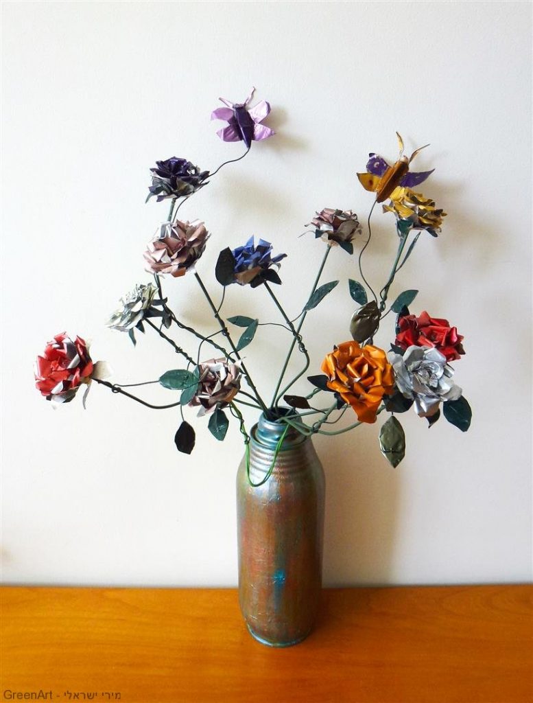 זר פרחים ופרפרים מפוסלים מקפסולות של קפה ובתי נרות שבת