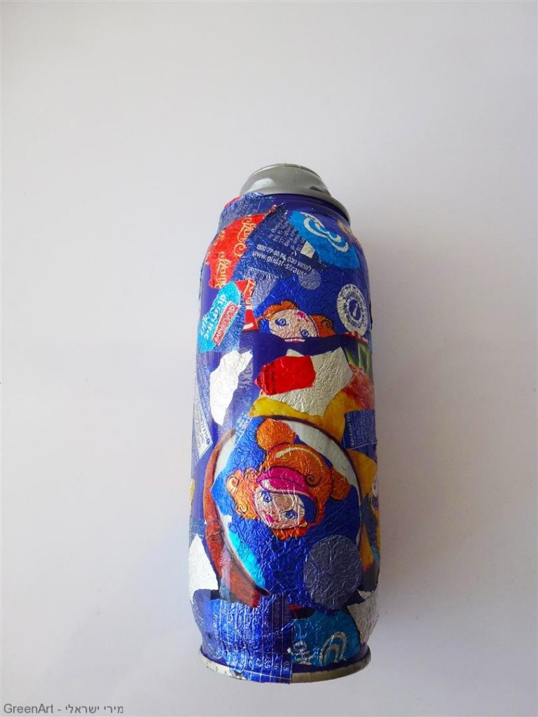 פעם היינו אריזות נייר של קרמבו וכעת אני קנים לחנוכיה ממוחזרת וזוהרת