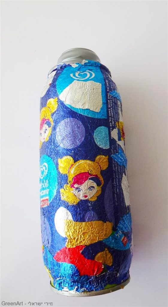 פעם היינו אריזות נייר של קרמבו וכעת אני קנים לחנוכיה ממוחזרת וזוהרת