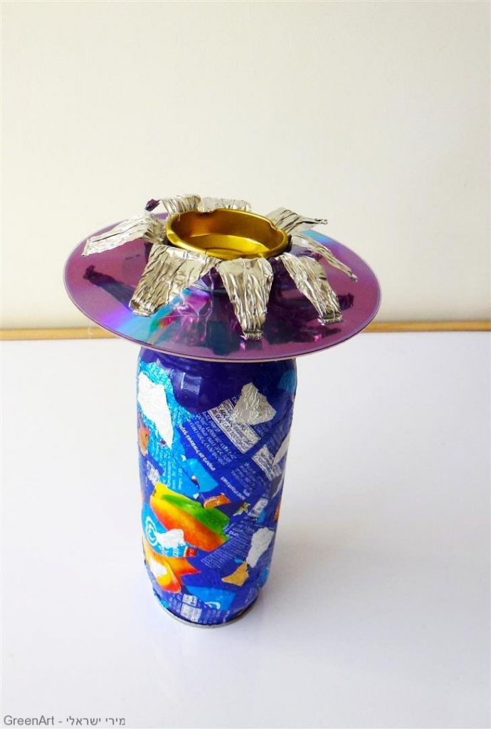 פעם היינו אריזות נייר של קרמבו וכעת אני קנים לחנוכיה ממוחזרת וזוהרת