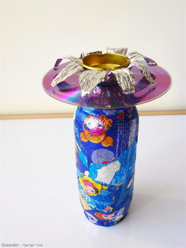 עיצוב מחומרים ממוחזרים של אריזות מזון ותקליטורים