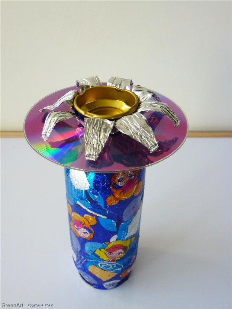 עיצוב מחומרים ממוחזרים של אריזות מזון ותקליטורים