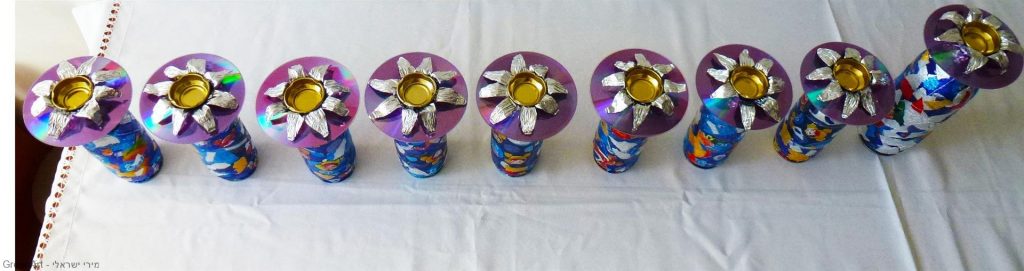 מבט על לחנוכיה הממוחזרת מאריזות מזון ותקליטורים