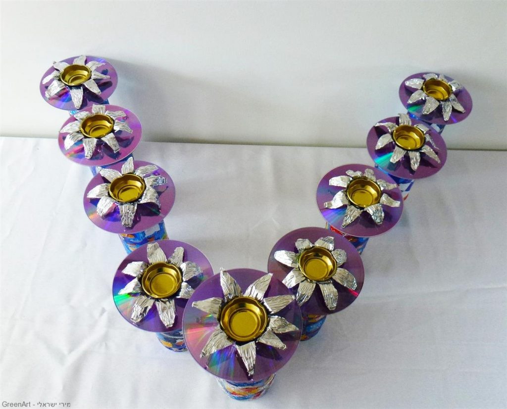 עיצוב משתנה של קני החנוכיה הממוחזרת והזוהרת- Menorah made from recycled materials