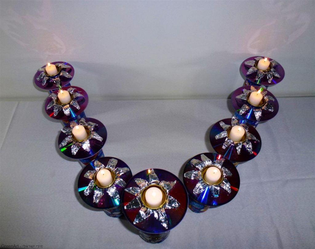 חנוכיה ממוחזרת המאירה באור זוהר לחג החנוכה