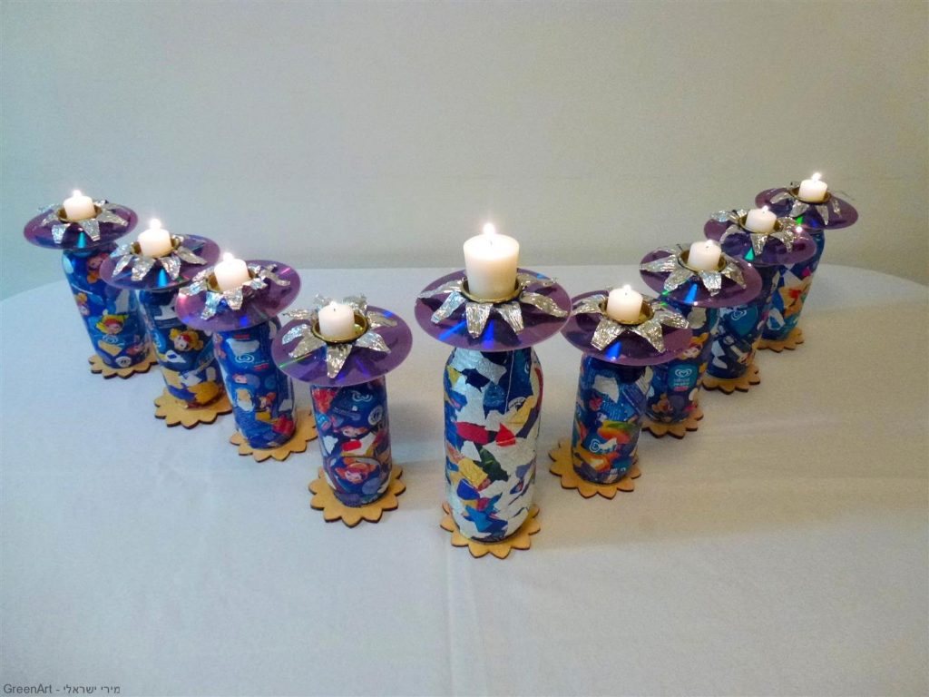 חנוכיה ממוחזרת מפסולת משפחתית בשימוש חוזר 
