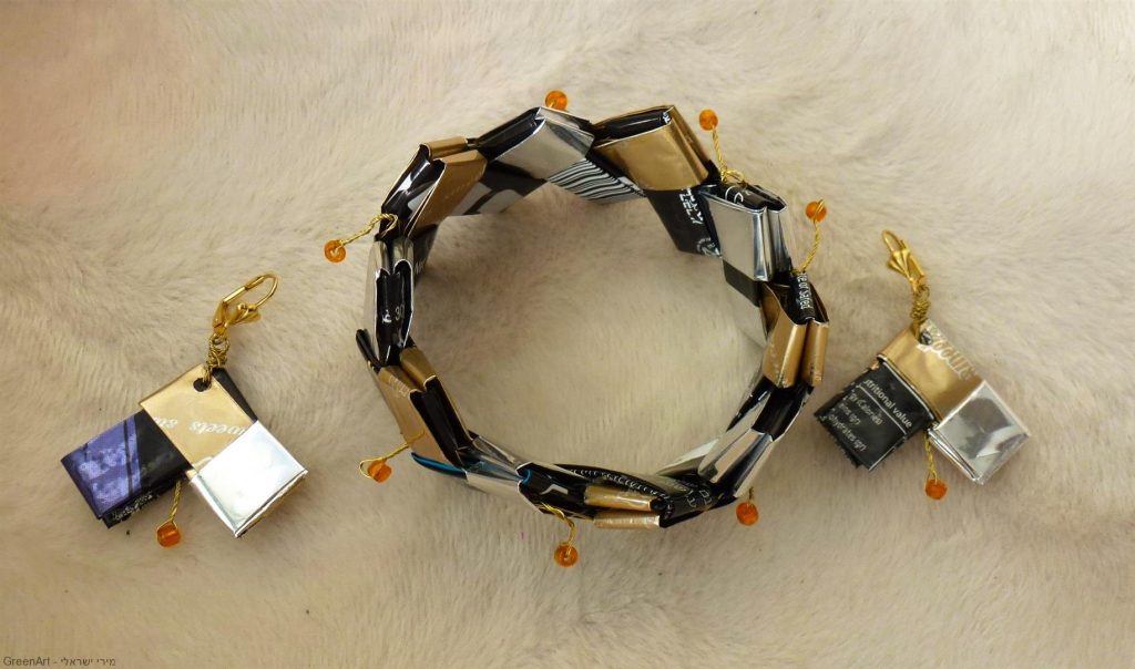 Ecological jewelry from packages of snacks