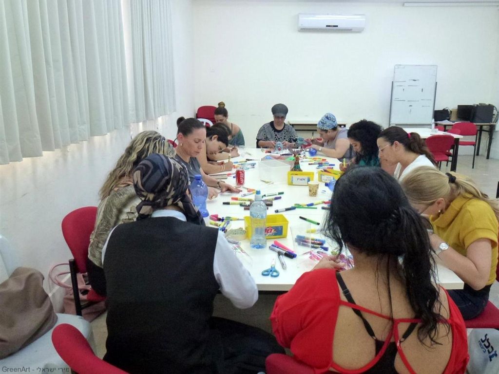 מפגשי העשרה לסייעות להכנת יצירות עם הילדים מחומרים בשימוש חוזר