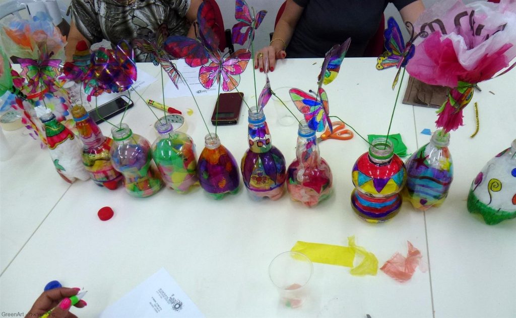 מפגשי העשרה לסייעות להכנת יצירות עם הילדים מחומרים בשימוש חוזר