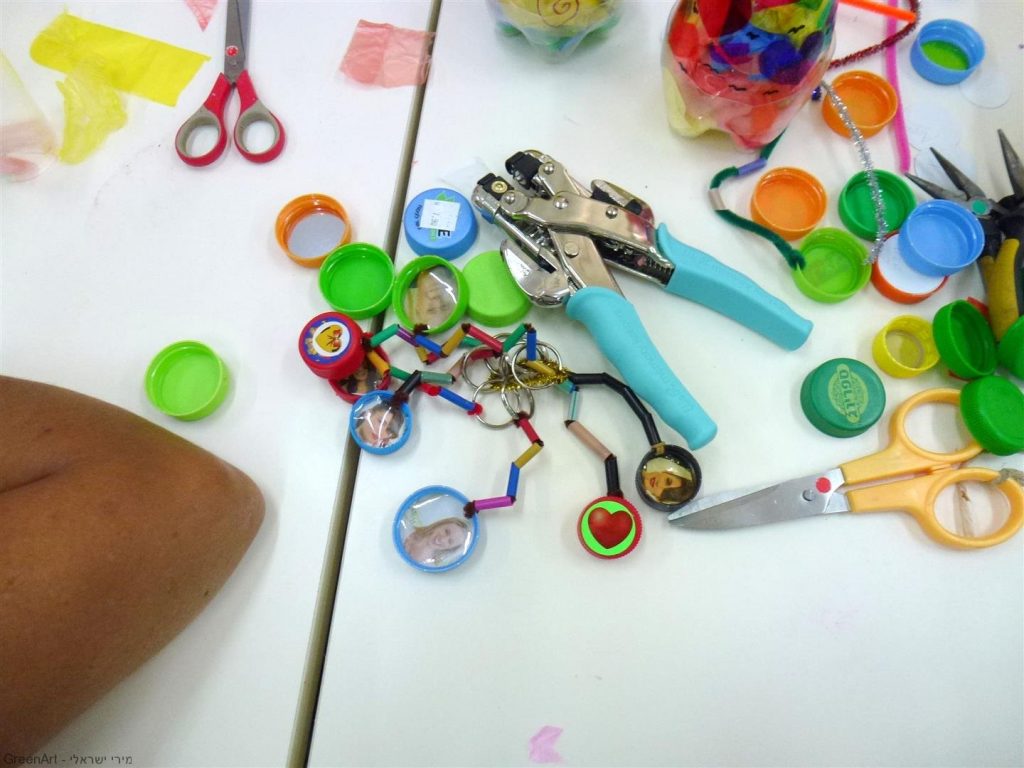 מפגשי העשרה לסייעות להכנת יצירות עם הילדים מחומרים בשימוש חוזר
