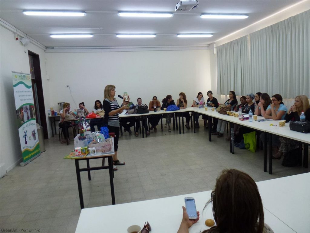 מפגשי העשרה לסייעות להכנת יצירות עם הילדים מחומרים בשימוש חוזר