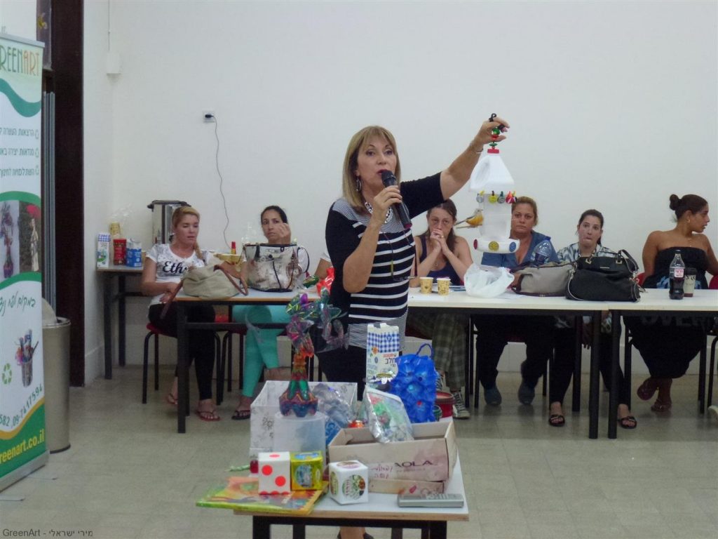 מפגשי העשרה לסייעות להכנת יצירות עם הילדים מחומרים בשימוש חוזר