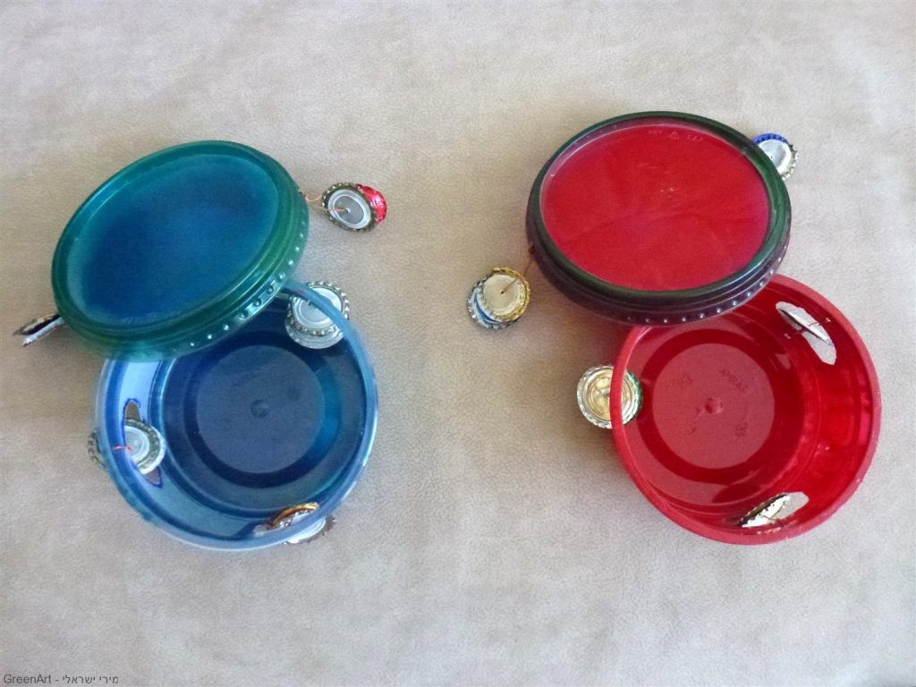 יצירת תוף מרים מנגן מקופסאות פלסטיק ופקקי מתכת בשימוש חוזר
