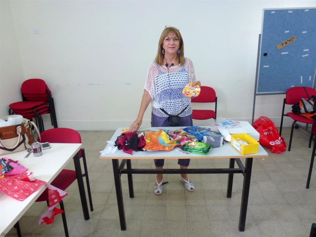 פסולת אריזות ושקיות לפני ההדרכה לסייעות