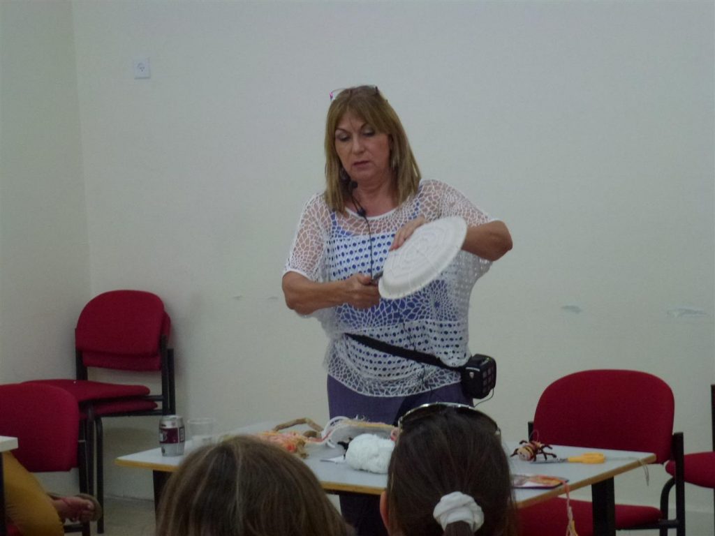 הדרכה על חיי העכבישים באמצעות יצירה מפסולת