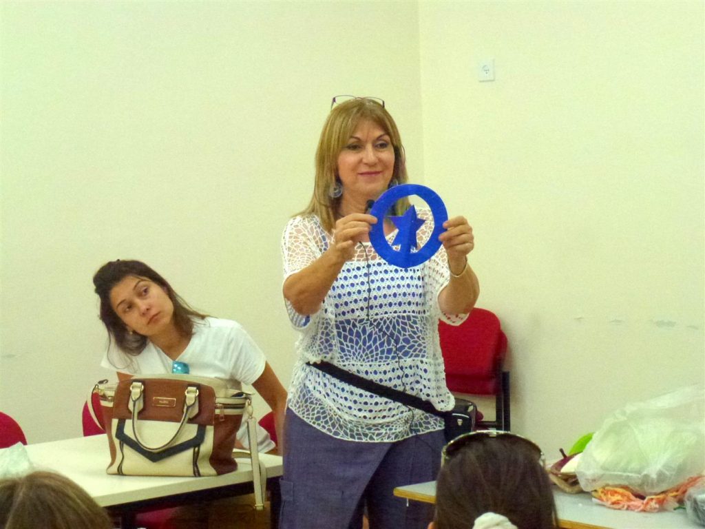 איך מלמדים סמיטריה באמצעות יצירה ירוקה