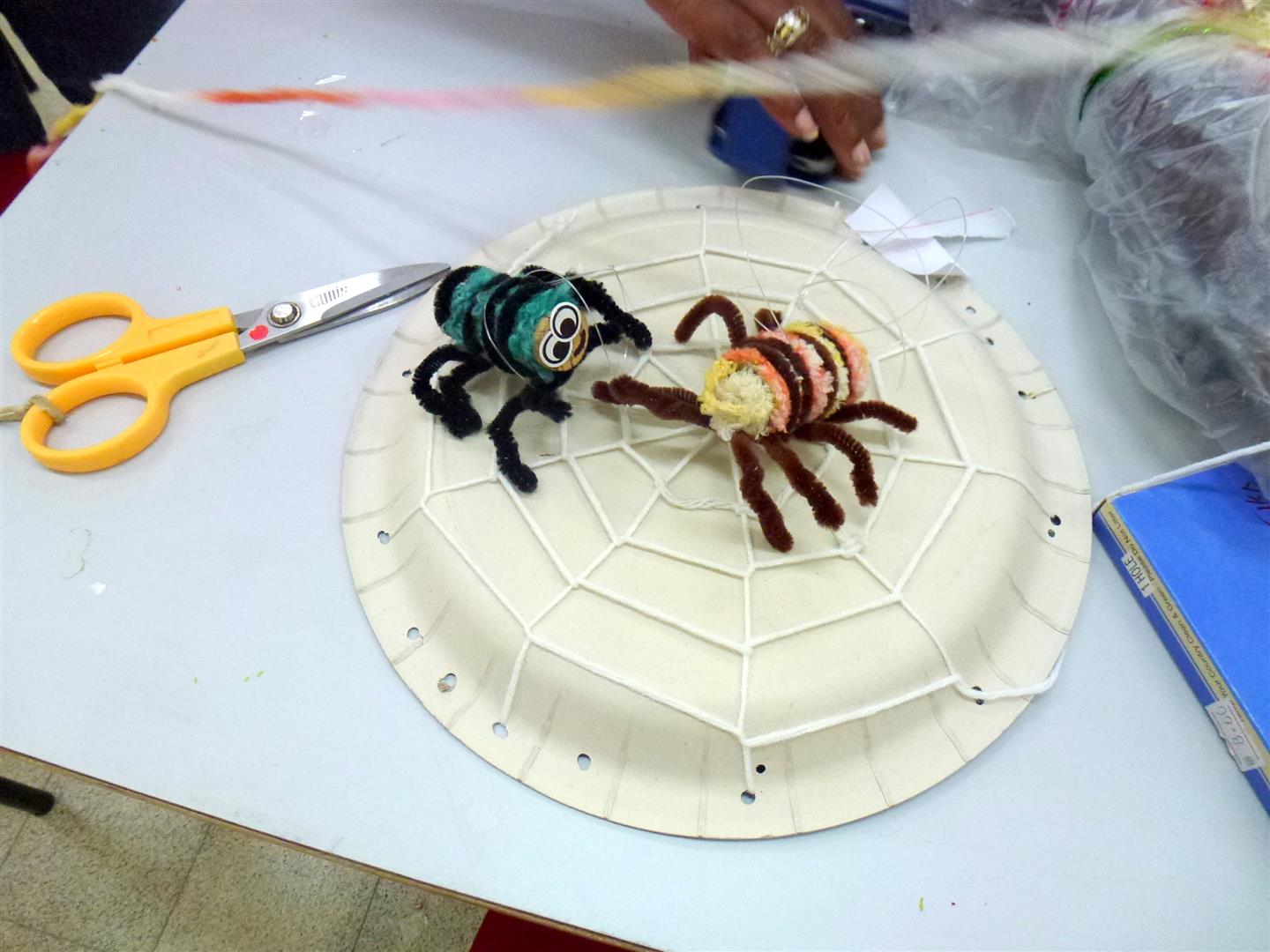 הדרכה על חיי העכבישים באמצעות יצירה מפסולת