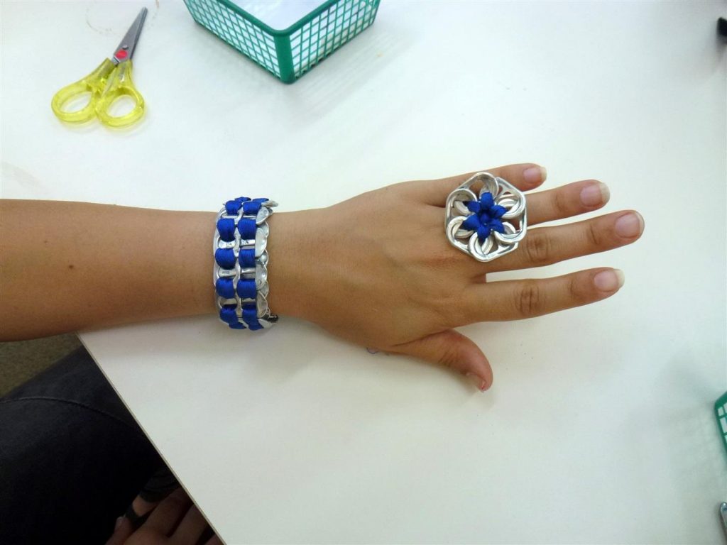 תכשיטים אקולוגים של תלמידתי צמיד וטבעת מסרט בד ישן ולשוניות של פחיות שתיה