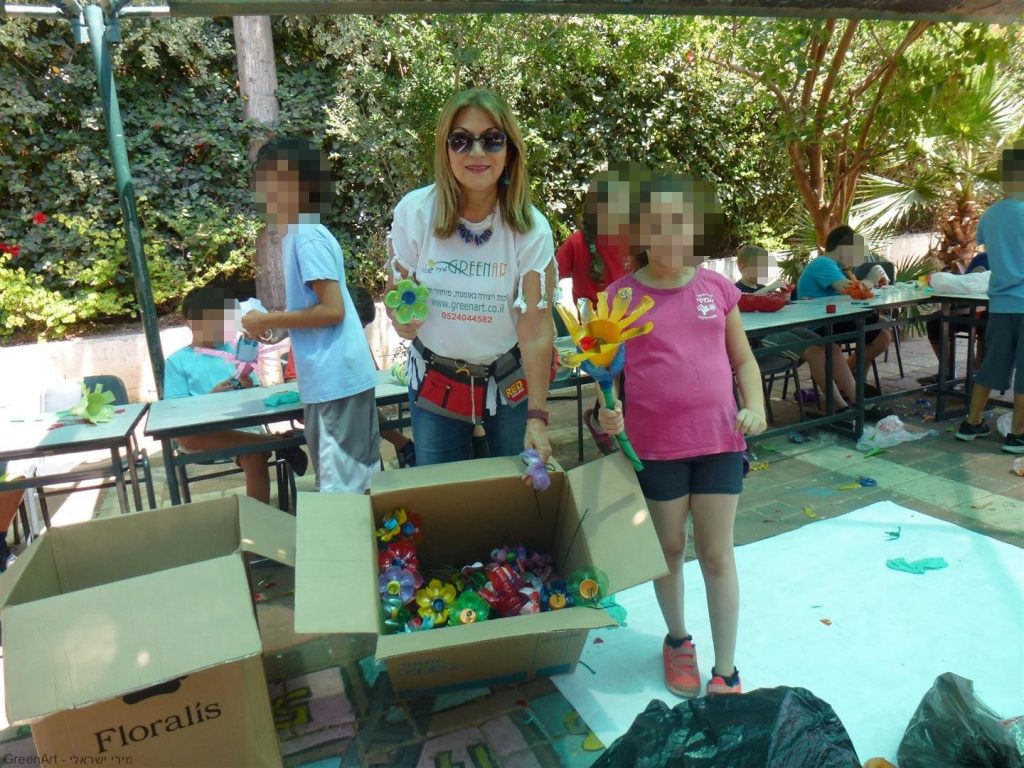 פרחים צבעוניים שעיצבו תלמידי אמיר מבקבוקי פלסטיק בשימוש חוזר פרחים צבעוניים שעיצבו תלמידי אמיר מבקבוקי פלסטיק בשימוש חוזר