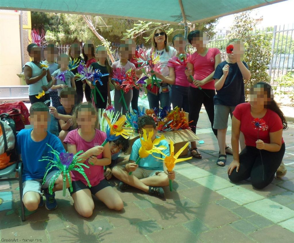 ילדי אמיר פתח תקוה עם פרחי בקבוקי הפלסטיק שיעצבו את חצר בית הספר ילדי אמיר פתח תקוה עם פרחי בקבוקי הפלסטיק שיעצבו את חצר בית הספר