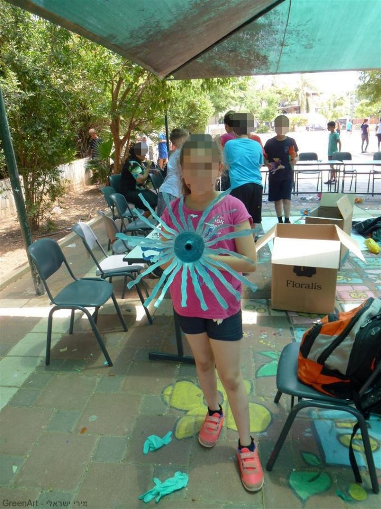 בקבוקי פלסטיק שנצבעו ועוצבו על ידי תלמידי אמיר פתח תקוה בקבוקי פלסטיק שנצבעו ועוצבו על ידי תלמידי אמיר פתח תקוה