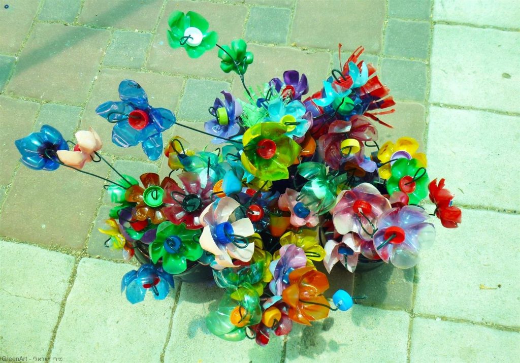 פרחים צבעוניים אותם יצרו תלמידי אמיר מבקבוקי פלסטיק בשימוש חוזר