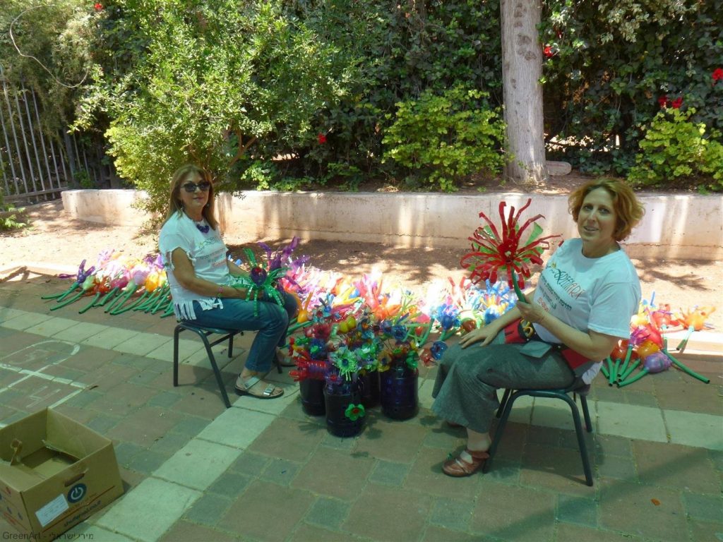 דפנה ואני ליד עשרות הפרחים שעיצבו ילדי אמיר פתח תקוה