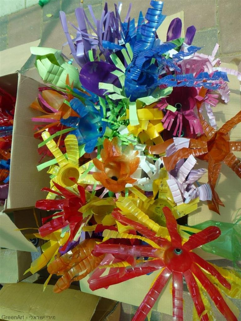 בקבוקי פלסטיק שנצבעו ועוצבו על ידי תלמידי אמיר פתח תקוה